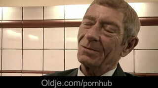 Magyar pornós lány közösül koros hapsival - Oldje