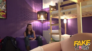 Három lezbi bige kényezteti egymást - Fake Hostel