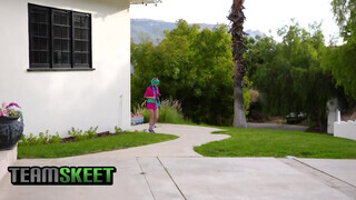 Jessie Saint a cosplayes tinédzser pipi - TeamSkeet