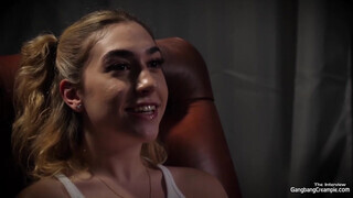Orgia creampie - világos szőke maca alig kap levegőt a faszoktól