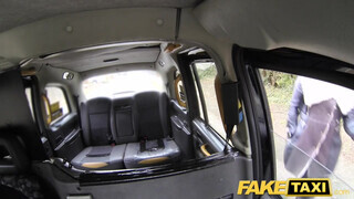 Tetkós ribancok ánuszba reszelve - Fake Taxi
