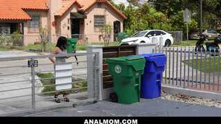 Nadia White tinédzser manussal kamatyol - Anal mom