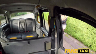 Csöcsös fiatal csajszi segget nyal - Fake Taxi