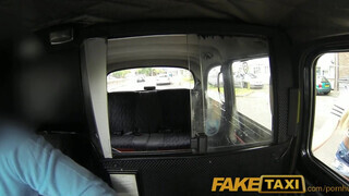 FakeTaxi - Bonnie Rose bekapja a brét