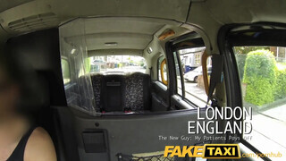 FakeTaxi - Victoria Summers kupakol a hátsó ülésen