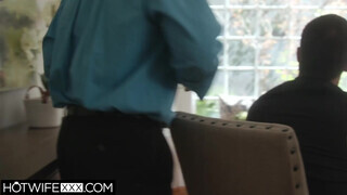 HotwifeXXX - Bunny Colby a férje előtt baszik