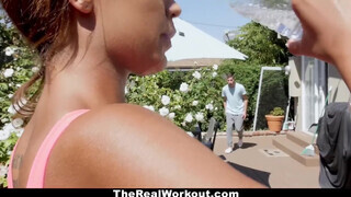 TheRealWorkout - fekete kívánatos fitness vlogger videója