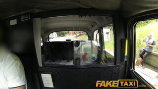 Faketaxi - szőrös pinájú milf nőci dug egyet