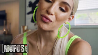 MOFOS - Abella Danger szőrös vaginája megdugva
