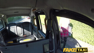 Fake Taxi - Kylie Nymphette a repedtsarkú koleszos gádzsi