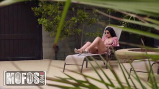 MOFOS - LaSirena69 a gigászi keblű brazil bige