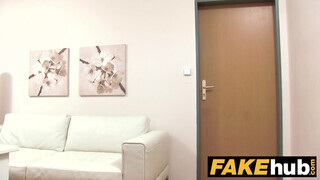 Fake Agent - elálló fülű vörös csajszi