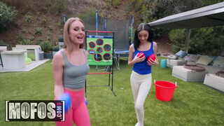 MOFOS - Daisy Stone és Scarlett Bloom édeshármasban kefélnek