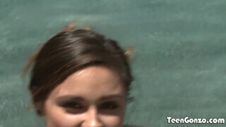TEENGONZO - Zoey Foxx már a medencébe bekapja a rúdat