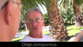 Egy bűbájos apáca és egy idős faszi