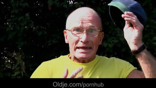 Idős tata popsiba reszeli a gyönyörű tinit