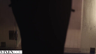 VIXEN - Allie a csábos világos szőke milf
