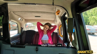 Fake Taxi - Sportos csajszika megrakva a taxiban