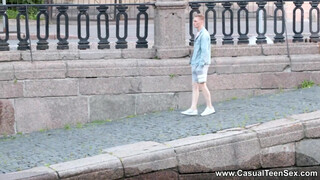 Casual Tinédzser Szex - szemüveges csajszin csak a cipő marad