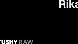 TUSHYRAW - Rika seggel lovagolja meg a óriási kukacot