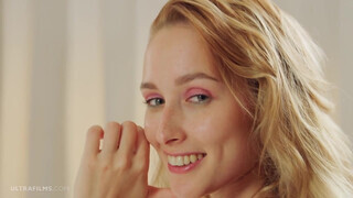 ULTRAFILMS - Kelly Collins fószer nélkül is tud élvezni
