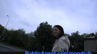PublicAgent - lebukott a csajszika pisizés közben