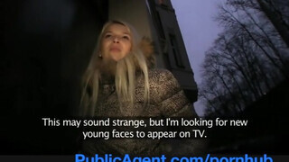 PublicAgent - Karol Lilien a gigászi cicis szöszi