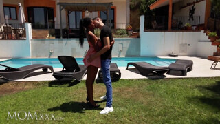 MOMxxx - Tina Fire a óriási tőgyes csoki milf