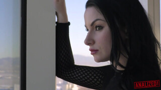 análized - Veruca James popójába barna dárdát nyomnak be