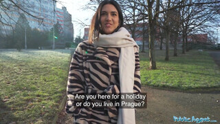 Public Agent - Lena Coxx kiborotvált vaginája megkettyintve
