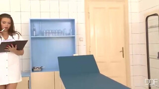 Csöcsös nővérke hátsó bejáratba kefélve