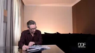 Óriás csöcsű fiatal barinő