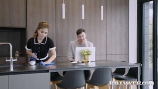 Private com - Marina Gold a méretes popós szobalány