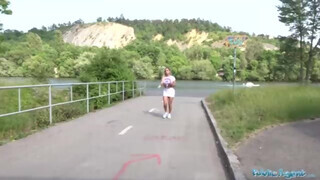 Public Agent - Hatalmas keblű formás popós nőci