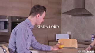 Kiara Lord benyeli a falloszt