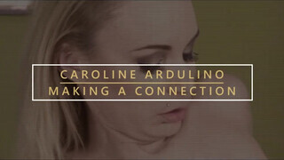 Caroline Ardulino fiatalabb fószerrel kefél