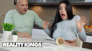 REALITY KINGS - Kira Queen a szomszéd pacákkal közösül
