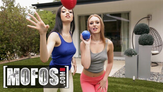 Mofos - Daisy Stone és Scarlett Bloom édeshármasban basznak