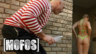 MOFOS - Harley King a csábos világos szőke tinédzser nőci