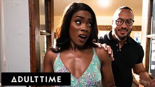 Unatkozó asszony Ana Foxxx párnán kupakol és megdugja kedvelő férje!