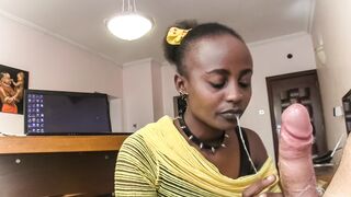 Nyakörves csoki kéjnő nyáladzik a főnök rúdján