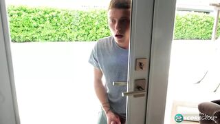 Csábító 40-es sierra megdugja a tinédzser kukkolót