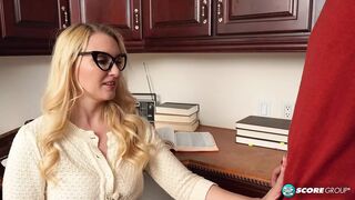 Vonzó 40-es Julia Robbie és a tinédzser manus