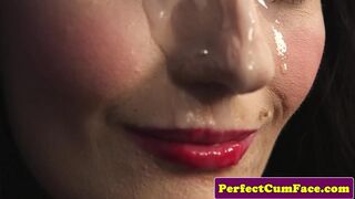 Csábos csipkés szépség termetes adag arcon