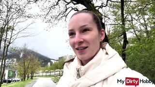 Forró fiatal amatőr nyilvános cumizása idegennek