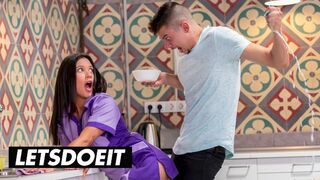 A szexy szobalány Jade Presley kitakarít és leszopja a hatalmas faszkat a forró szálláson
