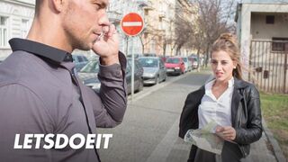Lenyűgöző turista Silvia Dellai mélyen megkúrva egy helyi fószer által