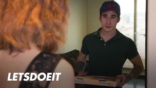 Megcsaló cunci Arian Joy először a barátját baszogatja, aztán a kézbesítő csóka megdugja jól
