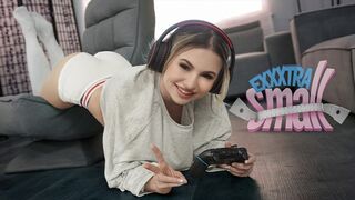 Pici zsenge szuka Aria Banks elkapja magas mostohabátyját Chris Epicet, aki a szobájában veri a lőcse