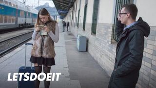 Selvaggia tinédzser szuka felfogta Charlie Dean méretes faszát egy gyors pov dugásra